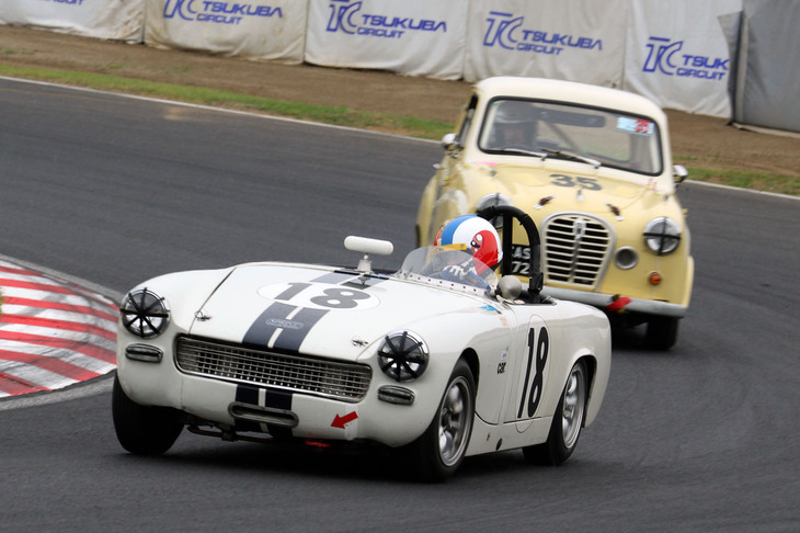 11台が出走したヒストリックマスターズレースにおける、「オースチン・ヒーレー・スプライトMk2」と「オースチンA35」の同門対決。