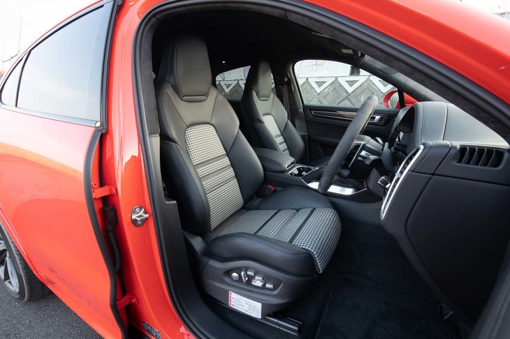 パッケージオプションの「ライトウェイトスポーツパッケージ」に含まれる、ブラックレザーと千鳥格子柄ファブリックのシート。