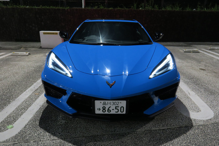 ノーズの一等地には、チェッカードフラッグとシボレーの“ボウタイ”をモチーフとした「コルベット」伝統のエンブレムが備わる。