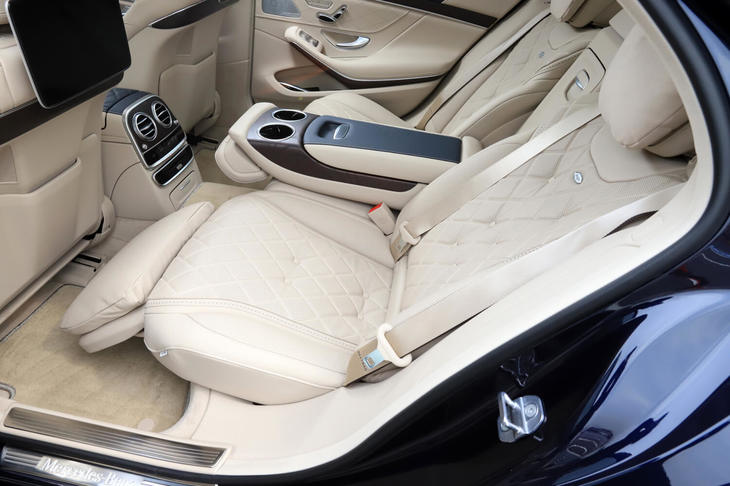 試乗車にはオプションの「ショーファーパッケージ」が採用されており、リアエンターテインメントシステムや電動ブラインド、フットレスト付きエグゼクティブリアシートなどが装備されていた。