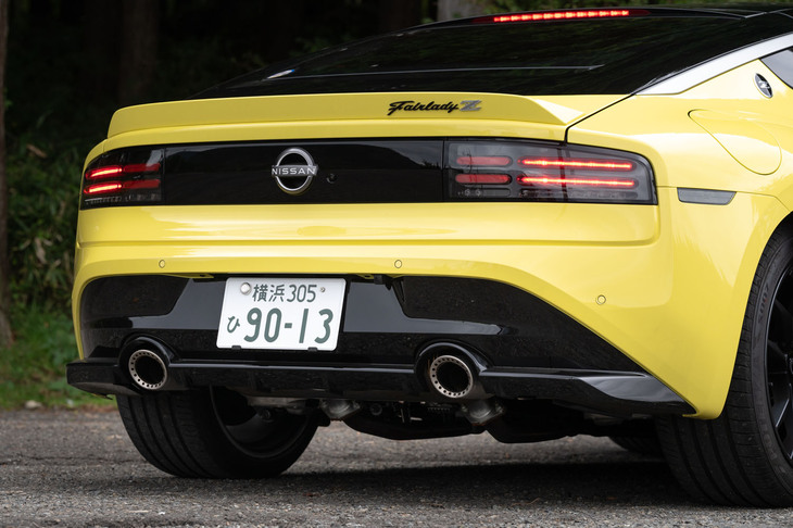 凝ったテールパイプフィニッシャーの意匠が目を引く、左右2本出しのマフラー。昨今のモデルらしく、エキゾーストサウンドは控えめだ。