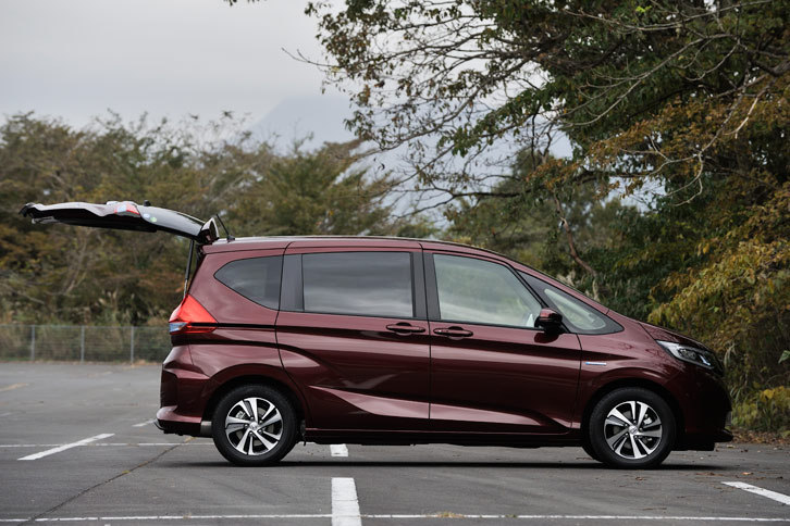 「フリード＋」では荷室のフロア高が低められたことにともない、テールゲートが拡大。開口する際には車両後方に広いスペースが必要となる。