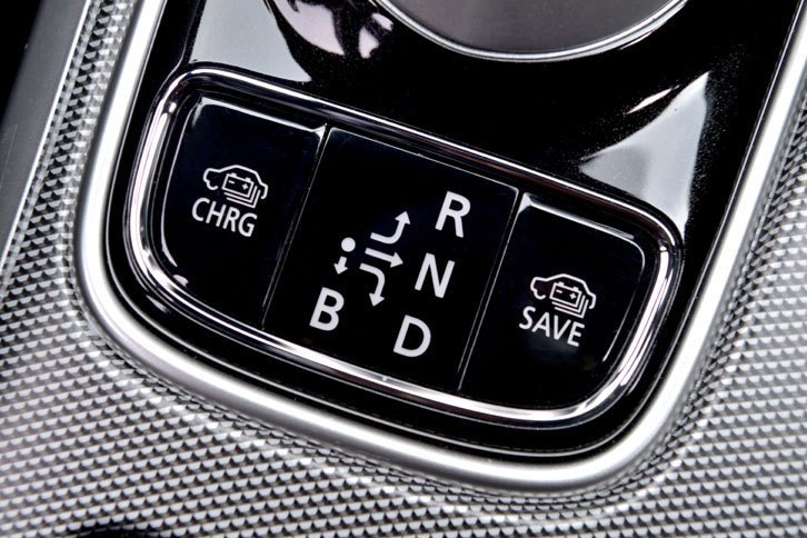 バッテリーチャージモードとバッテリーセーブモードのスイッチは、シフトセレクターの手前に配置される。