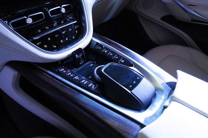 アストンマーティンDBX（センターコンソール）