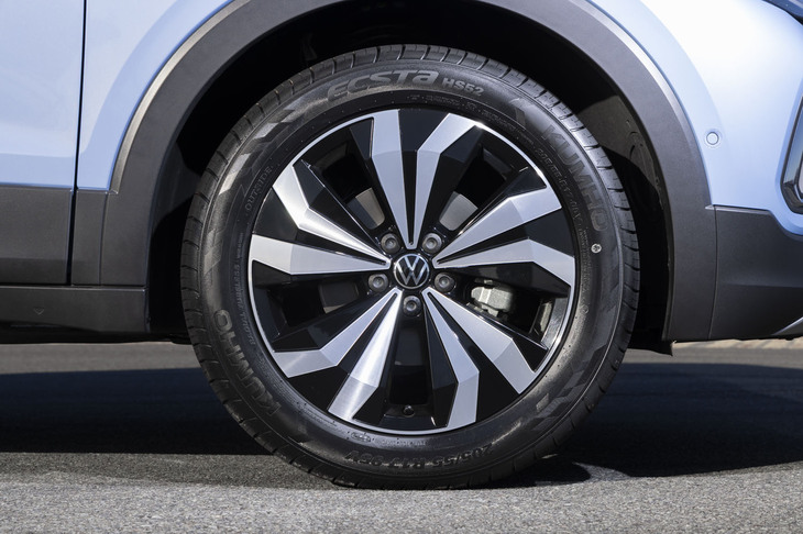 国内では2022年にデビューした「エクスタHS52」。ドイツの自動車専門誌『Auto Bild』のタイヤテストで総合1位評価を獲得した「エクスタHS51」の後継にあたる。