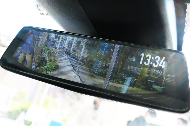 シトロエンE-C4エレクトリック（デジタルルームミラー）