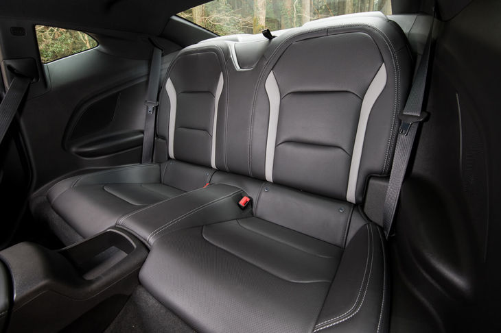 リアシートは2人乗り。いわゆる“2＋2”のスポーツカーとは異なり、実用的な空間が確保されているものの、ヘッドレストがないのが玉にきず。