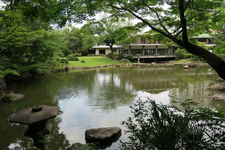 中庭の奥から見た、駐日イタリア大使館の建屋。