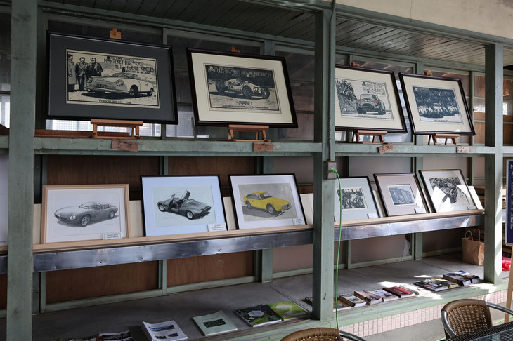 給食室内に展示された牧田哲明さんの作品。木版画のほか鉛筆画、墨絵、版木や道具類なども公開された。