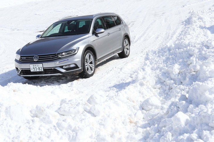「パサート オールトラックTDI 4MOTIONアドバンス」には一般道で試乗。新雪や圧雪、シャーベット状の雪など、さまざまな路面を走った。