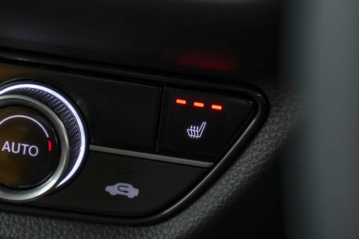 運転席側のシートヒーターのスイッチはステアリングヒーターの左下。3段階の温度調整が可能。