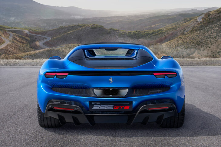 フェラーリ296GTS（リアビュー）