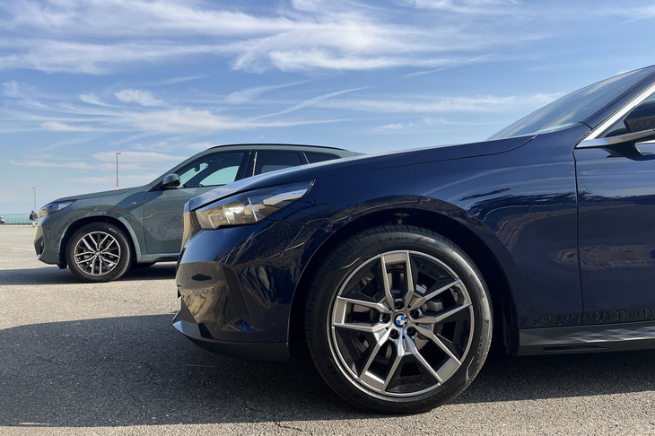 BMWの「5シリーズ」といえば、カーマニアにとってメートル原器までいかなくても、マイルストーン的な存在。「X1」はちまたで大変評判がよく、2023年のBMWモデル別販売ランキングで「3シリーズ」「2シリーズ」に次ぐ売れ行きをみせた。