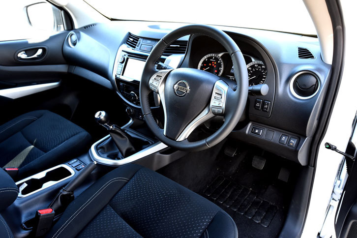 試乗した「NP300ナバラ」は右ハンドルで、6段MT仕様だった。