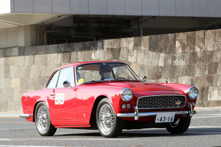 東京プリンスホテルの構内を走る「トライアンフ・イタリア2000」。「トライアンフTR3A」のシャシーに、ミケロッティがデザインし、ヴィニャーレが仕立てたボディーを載せたモデル。1959年から62年までに330台がつくられたという希少車。