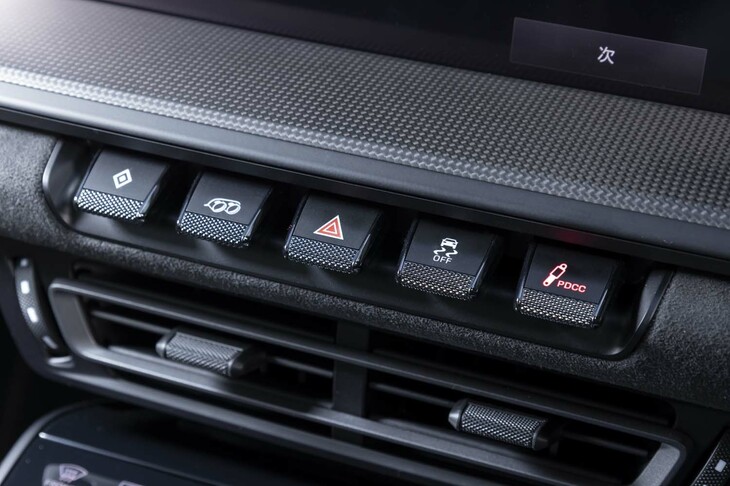 センターコンソールのトグルスイッチ。コーナリング性能を高める「PDCC」ほか、走りにかかわる機能が割り当てられている。