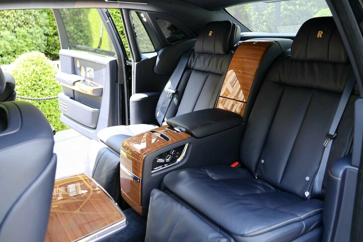 「ファントム・ゴールドフィンガー」の後席。