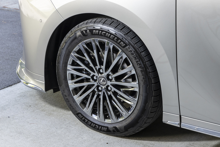 タイヤ＆ホイールは19インチ。ダウングレードオプションで17インチも選べるが、19インチは鍛造ホイールのため、重さはどちらも変わらないという。