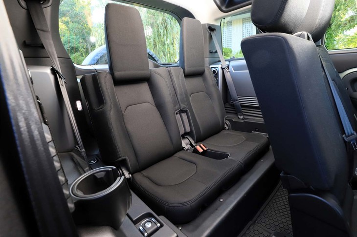 オプションの3列目シートはロングボディーの「110」のみに設定される。カップホルダーなども用意されているが、どちらかといえば子ども向けのサイズ感だ。