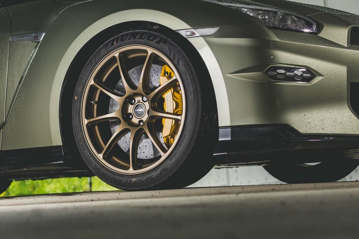 「プレミアムエディションT-Spec」では専用のカーボンセラミックブレーキを装備する。