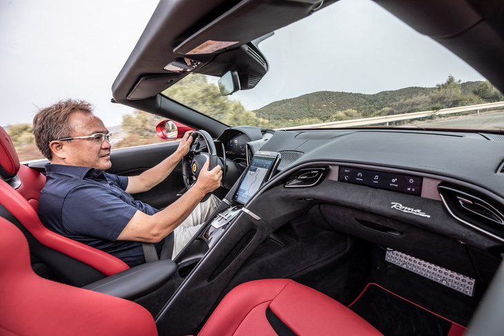 サルデーニャ島のワインディングロードにて、「ローマ スパイダー」をドライブする筆者。