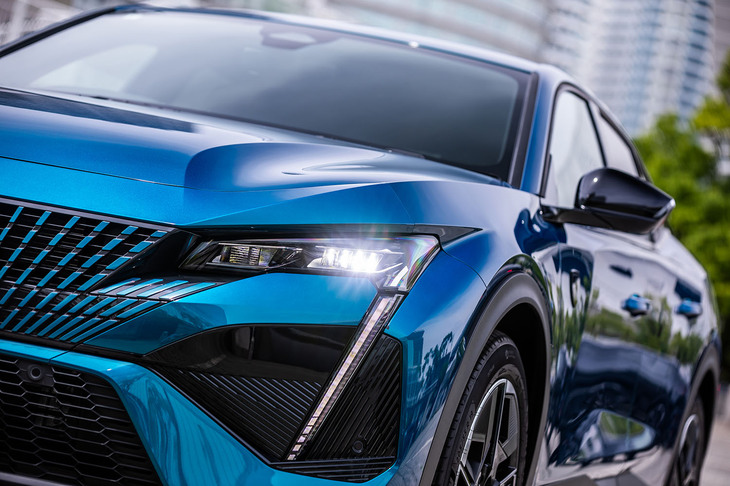 最新世代のプジョー車に共通するライオンの牙をモチーフとしたLEDデイタイムランニングランプと、走行状況に応じて自動で照射をコントロールする薄型のマトリクスLEDヘッドランプが採用される。