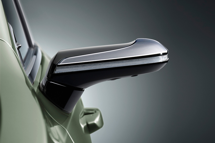 メッキで飾られた「デジタルアウターミラー」。中央部分には水平基調のウインカーレンズが、中央下部には「パノラミックビューモニター」のカメラが仕込まれている。