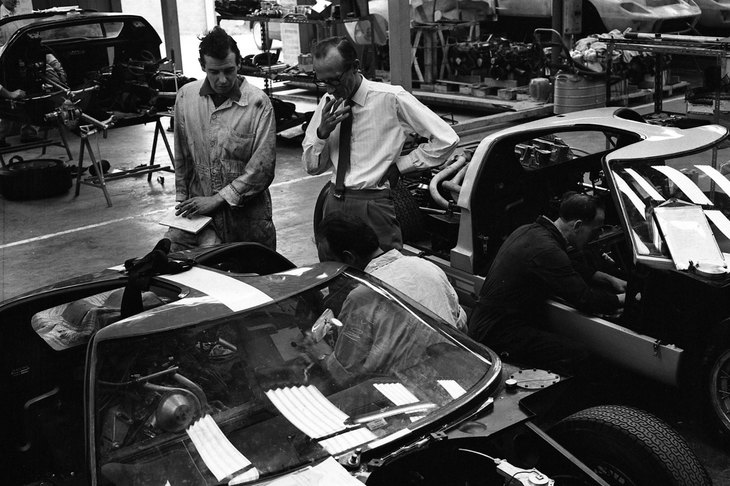 1966年のルマンへ向け準備を進める、英スロウのファクトリーの様子。フォードのルマン参戦は海をまたぐ体制で進められた。
