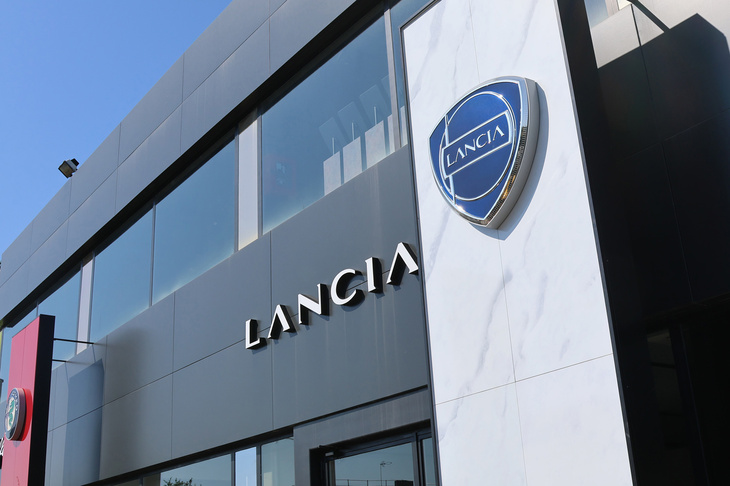 「イプシロン」投入に合わせて、ランチアは新しい販売店用CI （コーポレート・アイデンティティー）を導入した。看板は大理石風のブリントが施されたものに。
