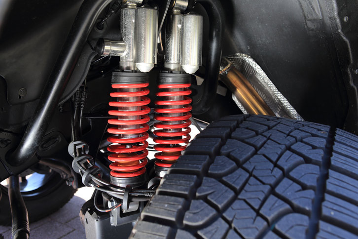 競技用車両の技術を用いたというツインサスペンション。2本のダンパーは片方が減衰力固定式、もう片方は電子制御可変式となっている。