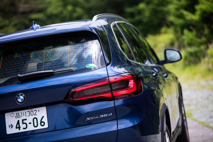 今回の試乗車は「X5」のエントリーモデルにあたる「xDrive35d」で、オプションとなる「ファイトニックブルー」のボディーカラーをまとっていた。車両本体価格は945万円。