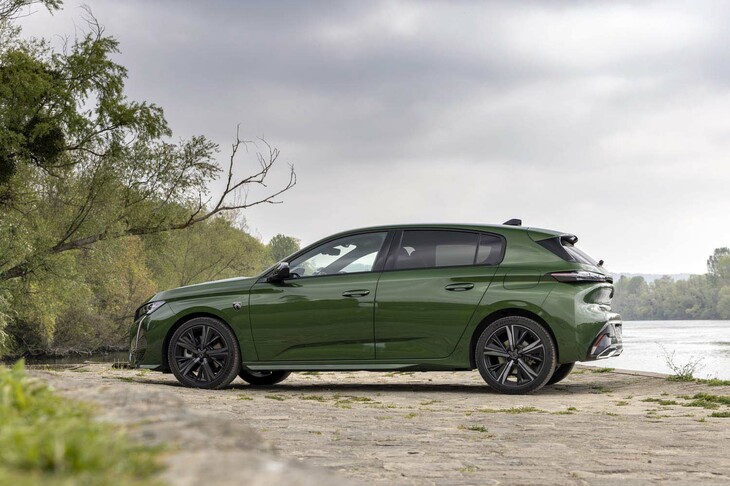 新型「308」のスタイリングは、先代モデルよりも伸びやかな印象を与える。全高はほぼ変わらないものの、全長は先代比で145mm、ホイールベースは60mm長くなっている。