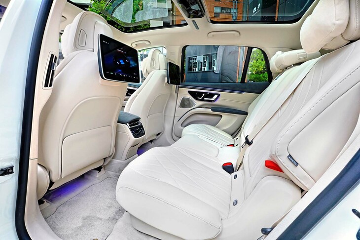 2列目シートには前後130mmの電動スライド機構や、18°の調整幅を持つ電動リクライニング機構を装備。オプションの「ショーファーパッケージ」を選ぶと、リアエンターテインメントシステムやリアタブレットが装備される。