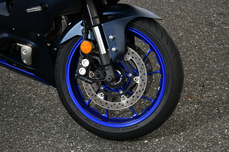 フロントブレーキには「YZF-R1」や「YZF-R6」といった上位モデルと同じく、ラジアルマウントキャリパーを採用。