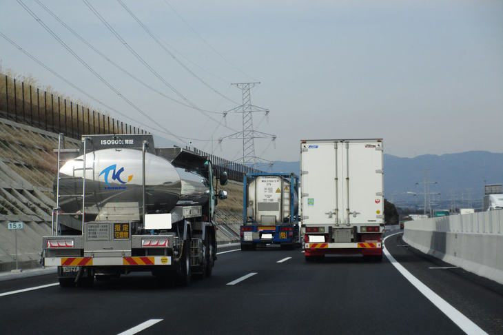 開通後の道路は片側2車線で、想像以上に狭く感じられた。