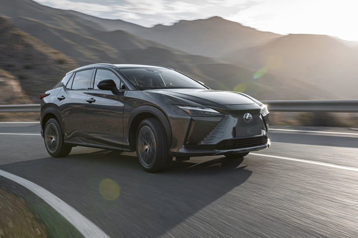 パワートレインは前後車軸にそれぞれ1基ずつのモーターを備えた4WD「DIRECT4」。最高出力はフロントが204PSでリアが109PS。