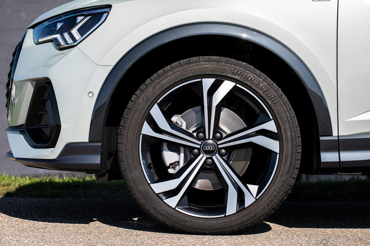 「Q3スポーツバック」は、どのグレードもタイヤサイズは215/65R17が標準となっているが、今回の試乗車には255/40R20サイズの「ブリヂストン・ポテンザS005」が装着されていた。