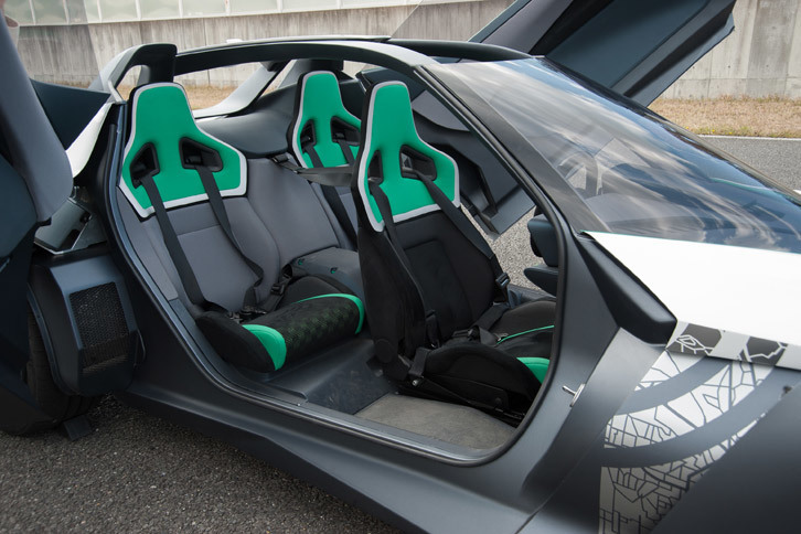 シートは前1人、後ろ2人の3人乗り。すべての席に4点式のシートベルトが装備されている。