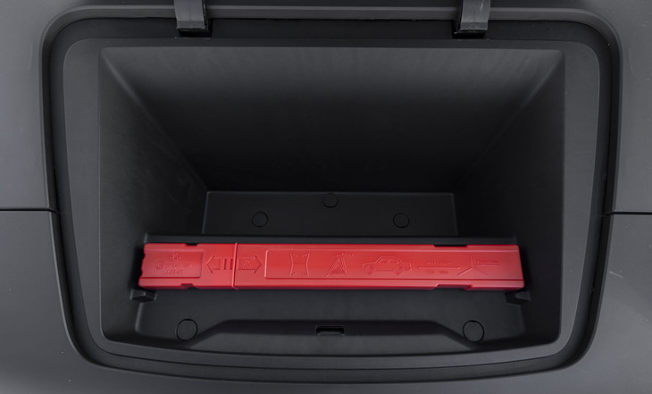 ボンネットの下にも収納スペースがある。普通充電用ケーブルなどを収めるのにぴったりだ。