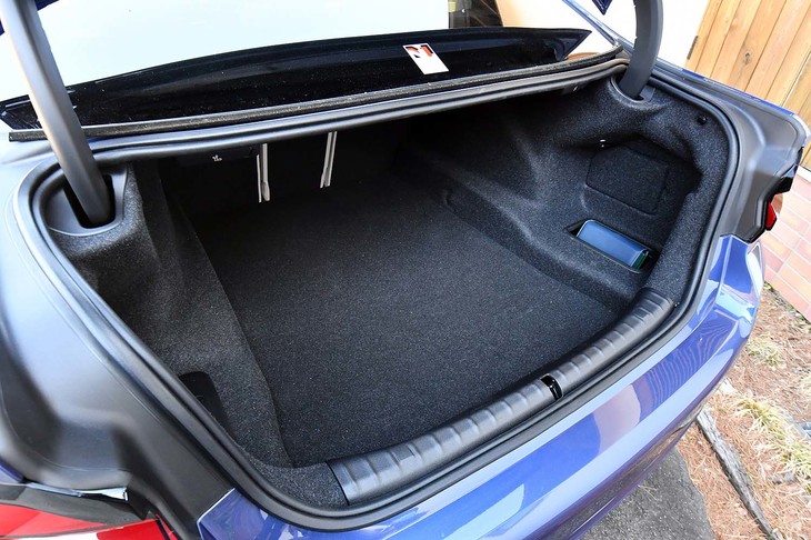 トランクルームの容量は、5人乗車時で530リッター。後席の背もたれを前方に倒すことで、長尺物にも対応できる。