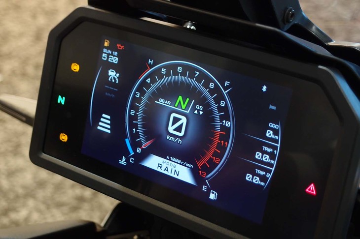 「トレーサー9 GT＋」のメーターパネル。表示部の左端に、アダプティブクルーズコントロールのアイコンが表示されている。