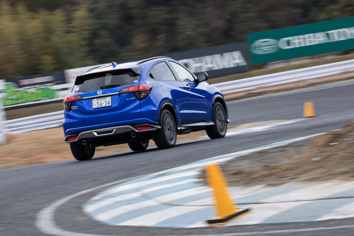 まずは30～40km/hで低速での走りを確認し、それから徐々にペースを上げていく。外山さんはさまざまな車速での乗り心地に加え、走行安定性やブレーキング時の挙動もチェックしていた。