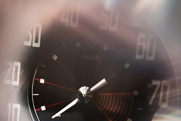 エンジンといえば、タコメーターがつきもの。エンジンの回転に合わせて針が上下する様子にカーマニアは心躍ったものだが、来るEV時代では、そうした古き良き時代の風物詩的なアイテムは消えてしまうだろう。写真は「ランボルギーニ350GT」。