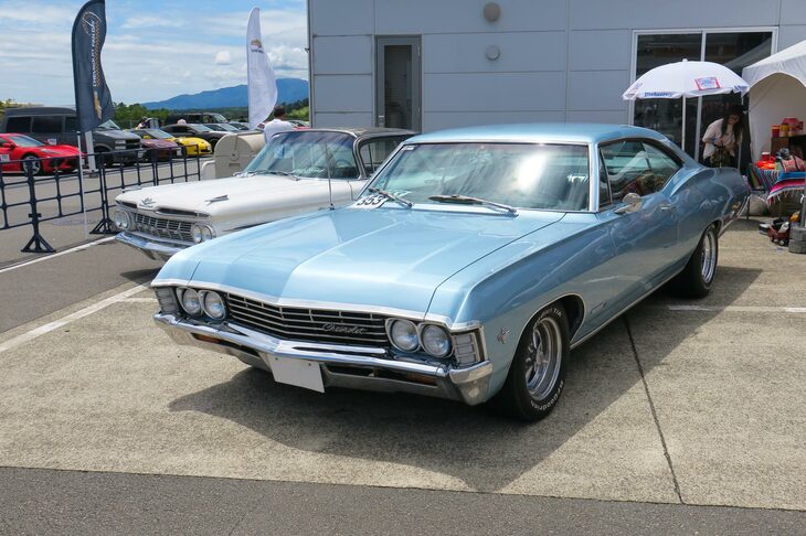 アパレルショップの脇に展示されていた、1967年製「シボレー・インパラSS」。オーナー氏はカーショップを営んでおり、縁あって流れてきたこちらの一台が気に入り、売り物ではなくマイカーとしてガレージに迎え入れたという。