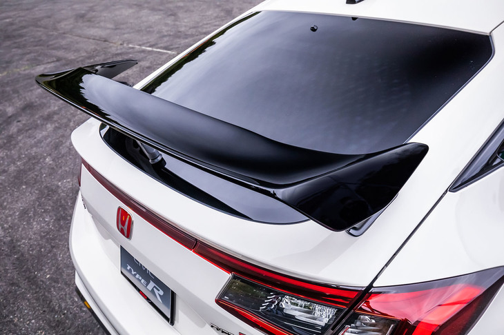「シビック タイプR」に標準で装備されるグロスブラックの専用リアスポイラー。ステーは軽量なアルミダイキャスト製になっている。