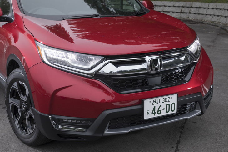 近年のホンダ車ではおなじみとなっている、グリルとヘッドランプに連続性を持たせた意匠の「ソリッドウイングフェイス」。ヘッドランプの端が切れ上がっているため、他のホンダ車よりも眼光が鋭く見える。