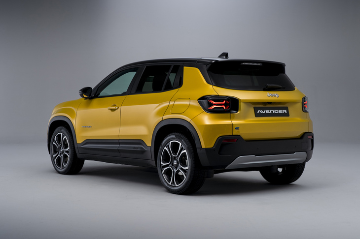 そんなわけで、写真は英国仕様の純ガソリン車。日本にもEV以外の「アベンジャー」が導入される日はくるのだろうか？