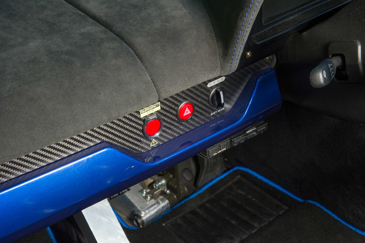 ダッシュボードに備わるキルスイッチとハザードランプ、シフトセレクターの操作スイッチ。シフトの選択は、ツマミを左右に回すことで行う。