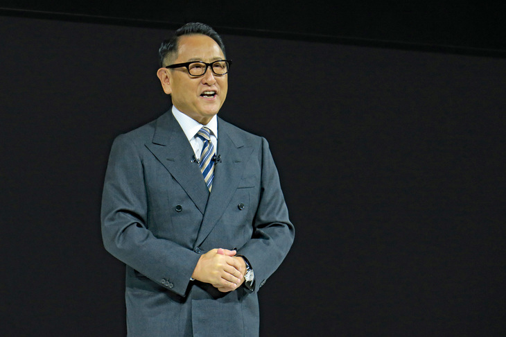 トヨタ自動車の豊田章男社長。プレゼンテーションは「クラウン」の歴史と、歴代モデルの開発を主導した主査たちの紹介から始まった。