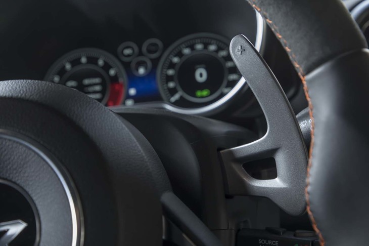 ステアリングポスト固定式の大型シフトパドルを装備する。